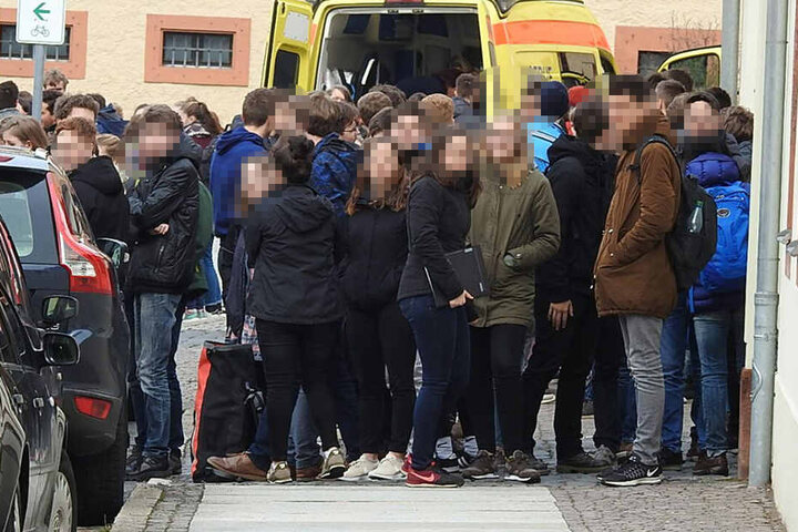 Die Schüler mussten das Gebäude geschlossen verlassen.