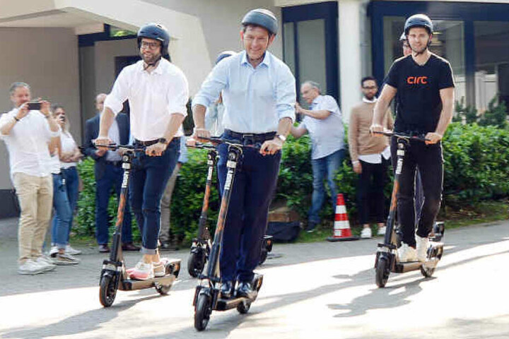 Bei einer Pressevorführung von Circ werden die E-Scooter getestet - natürlich mit Helm.