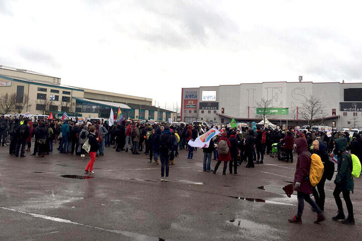 Die Demo-Teilnehmer sind vor dem Veranstaltungsort angekommen.