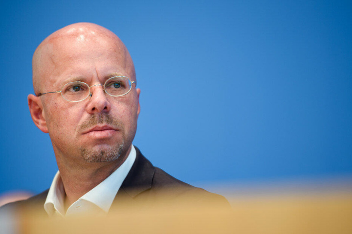 Andreas Kalbitz, Spitzenkandidat der AfD für Brandenburg, spricht während einer Pressekonferenz nach den Landtagswahlen in Brandenburg und Sachsen in der Bundespressekonferenz zu den anwesenden Journalisten.
