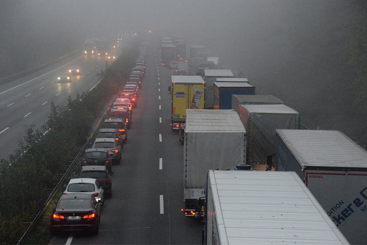 Der Verkehr staute sich kilometerweit.