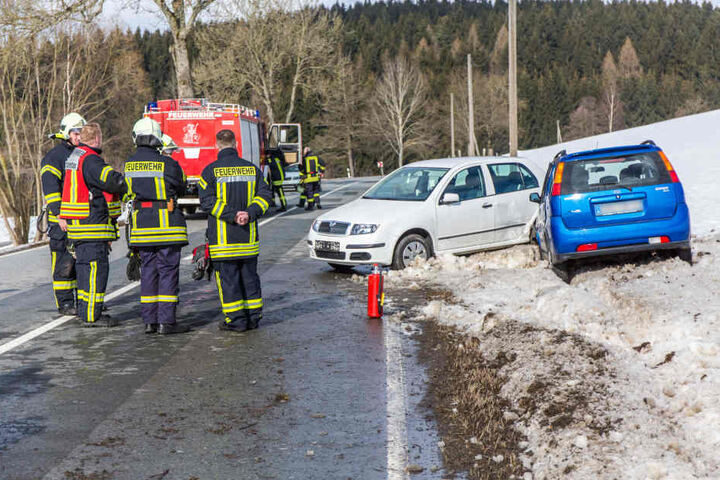 Die Autos waren nach einem Überholmanöver von der Straße geschleudert.