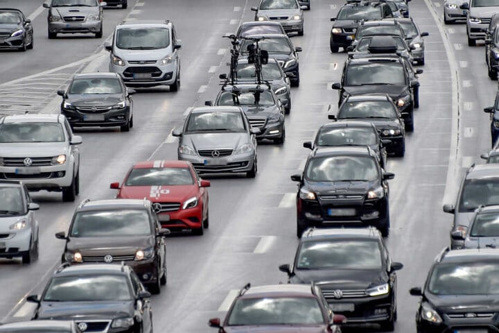 Auf der A7 kam es aufgrund des Unfalls zu einem Stau. (Symbolbild)