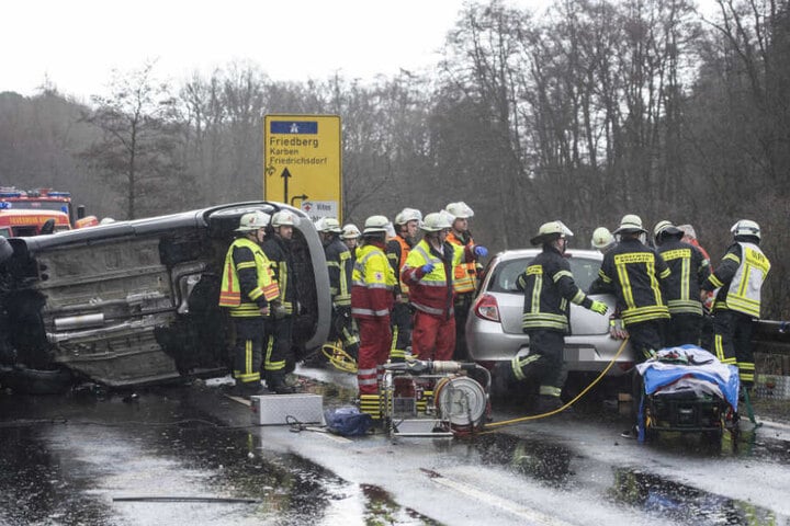 Feuerwehrleute befreiten die Verletzten aus den Fahrzeugen.
