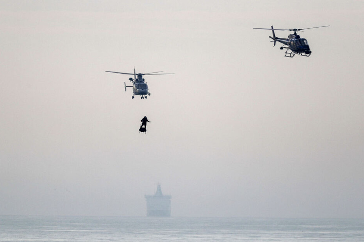 Frankreichs "Raketenmann" Franky Zapata ist begleitet von zwei Hubschraubern auf seinem Flyboard im Anflug auf den Strand von St. Margaret's, nachdem er den Ärmelkanal überquert hat.