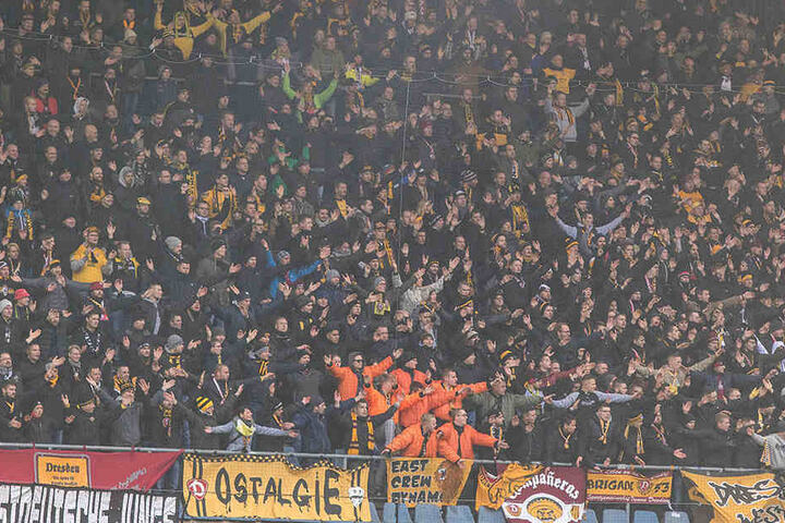 Von den Sitzplätzen kam ordentlich Stimmung der Dynamo-Fans in Bielefeld.