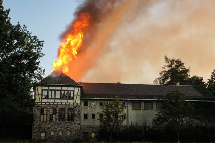 Der Dachstuhl stand in Flammen.