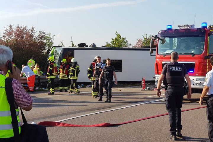 Der Bus landete aus noch ungeklärter Ursache auf der Seite.