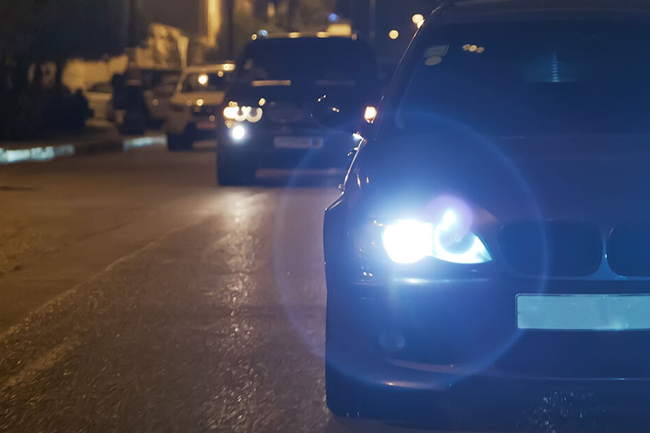 Die Täter bauten bei dem BMW die Scheinwerfer aus, das Lenkrad und das Navi. (Symbolbild)