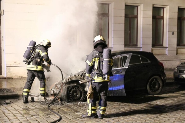 3.15 Uhr gab es den dritten Brand: Hier brannte in der Shakespearestraße dieser Mercedes ab.