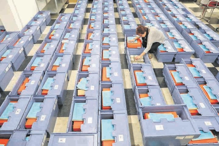 Geschäftiges Treiben in der Stimmzettel-Zentrale: So wie im September im Leipziger Wahllager wird es bei drohenden Neuwahlen wieder zugehen.