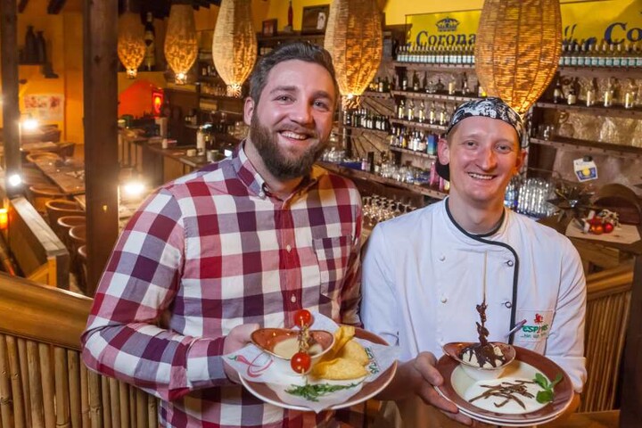 Schwarzkäfer-Larven und Heuschrecken pikant oder zum Dessert - das servieren
hier Koch Eric Götze (27) und Marcel Goldberg im Espitas.
