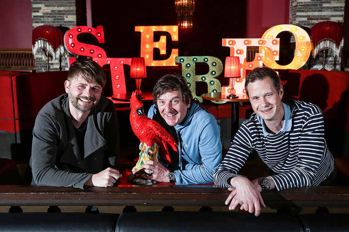 Roberto Münch (40, l.) und Mischa Seidel (46, r.) von der Pussytotalbar und Stephan Gräber (46, Waterloo Produktion) freuen sich auf den ersten, neuen Filmball im Parkhotel.