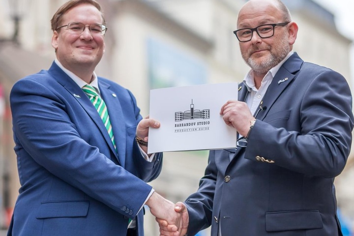 Festivaldirektor Filip Albrecht (F.l.) und Jakub Zika von den
Barrandov-Filmstudios bringen im August Kostüme und Kulissen der Märchenwelt
nach Annaberg.