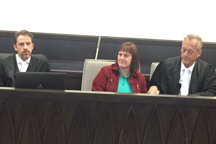 Hier sitzt Angelika W. neben ihrem Verteidiger Peter Wüller.