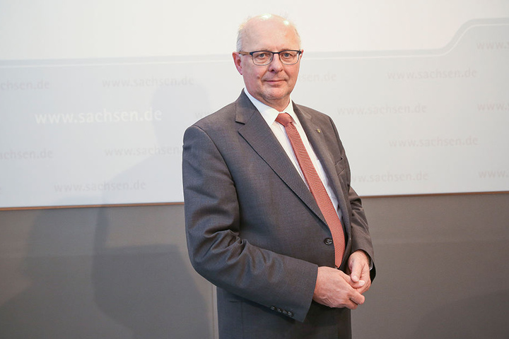 Leitet den sächsischen Verwaltungsstab: Innen-Staatssekretär Günther Schneider (63, CDU).