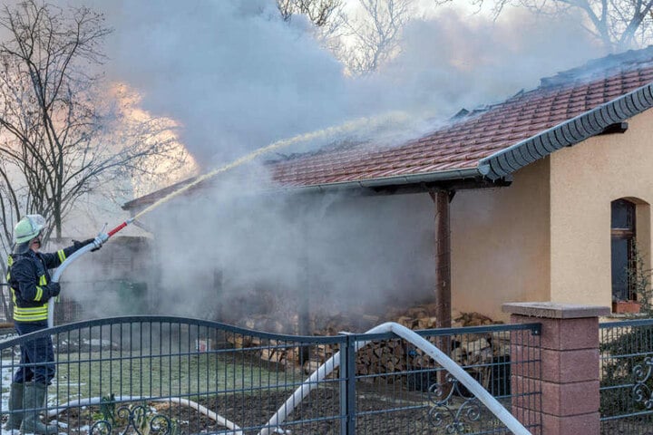 Die Feuerwehr hatte mit den eisigen Temperaturen zu kämpfen.