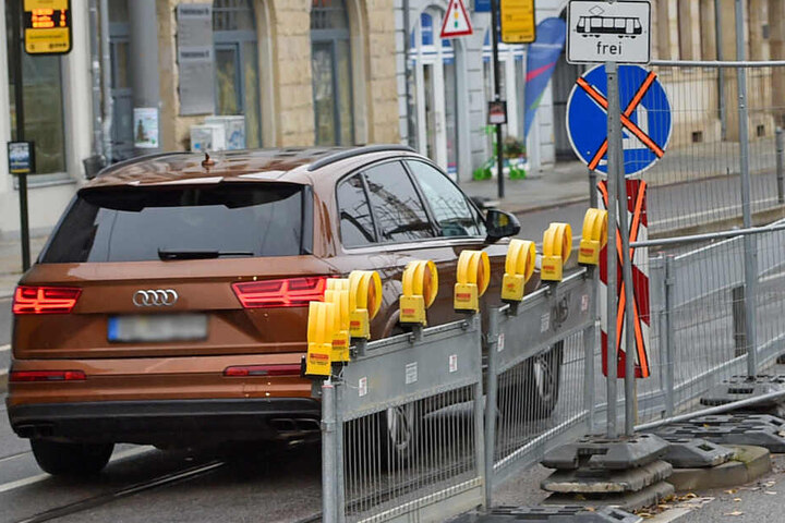 Die Gleise im Haltestellenbereich sind überfahrbar, dennoch ist dieser Weg nicht erlaubt.