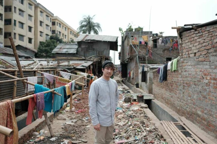 Der Youtuber besuchte mit Unicef das verarmte Land.