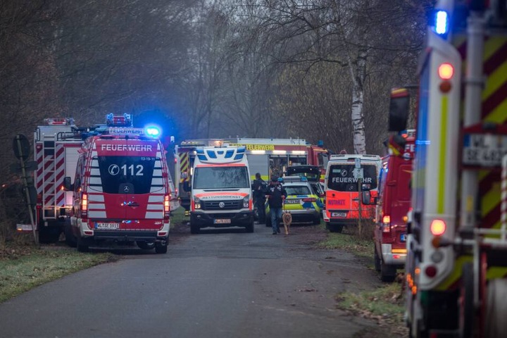 Einsatzkräfte stehen an der Unfallstelle in Seevetal.