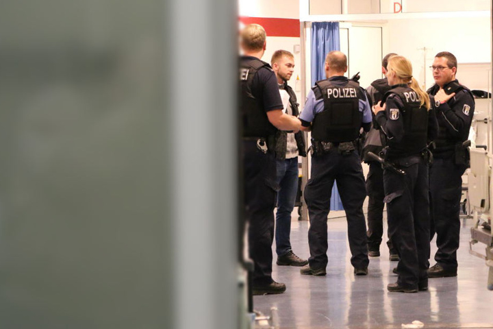 Polizisten sichern den Eingangsbereich der Rettungsstelle.