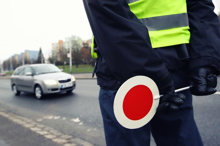 Der Verdächtige konnte festgenommen werden, nachdem er bei einer Verkehrskontrolle nicht anhielt. (Symbolbild)