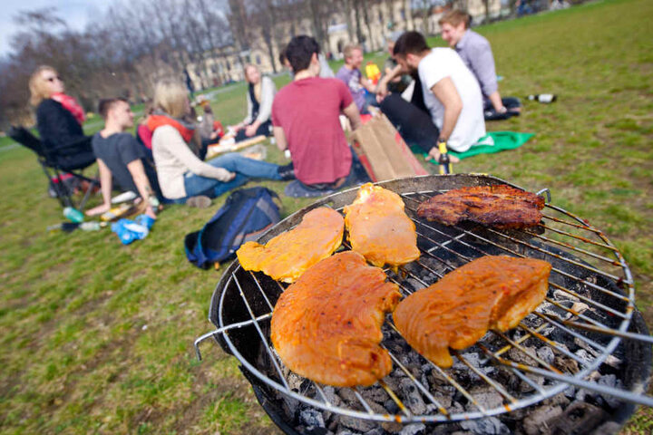 Wer auf andere Menschen im Park achtet und die Hinweise und Verbote beachtet, kann beherzt in die Wurst oder ins Steak beißen.