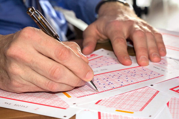 Der Spieler oder die Spielerin hat am Vormittag des 12. März in einem Lotto-Shop für insgesamt 10,25 Euro mehrere Tipps abgegeben. (Symbolbild)