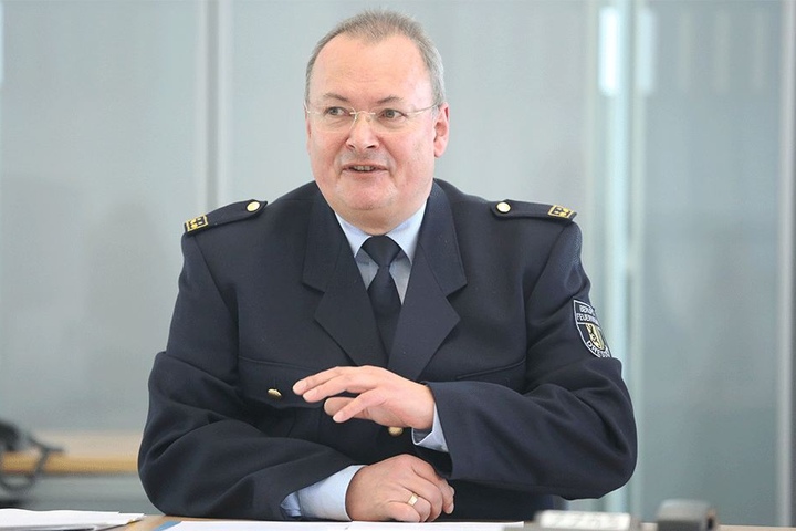 Andreas Rümpel (60), Vorsitzender des Landesfeuerwehrvervbandes, sieht im Wildwuchs an den Gleisen ein Brandrisiko.