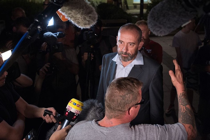 Bautzens Oberbürgermeister muss in den vergangenen Monaten immer wieder Fragen zu den rassistischen Vorfällen in seiner Stadt beantworten.