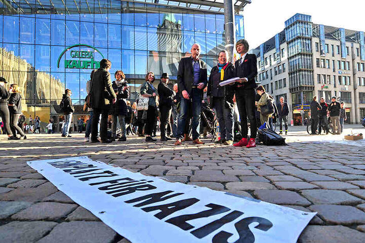 Rund 50 Teilnehmer von "Aufstehen gegen Rassismus" sammelten Unterschriften und malten Transparente.