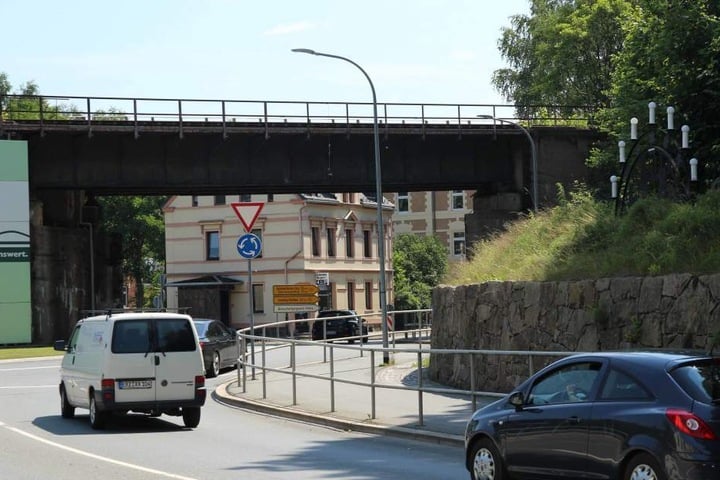 Die Puppe hing an der Eisenbahnbrücke an der Straße des 18. März/B101.