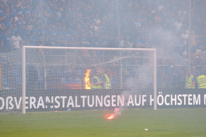 Beim Relegations-Spiel gegen Uerdingen 2018: Pyro der Waldhof-Mannheim-Anhänger fliegt auf den Rasen.