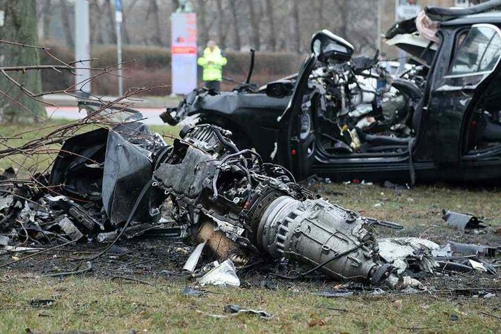 Bei dem Crash wurde der Motorblock (vorn) aus dem Auto gerissen.