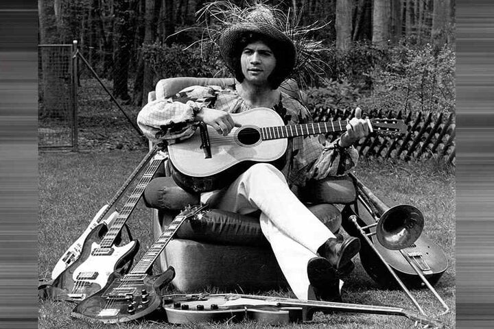 April 1972: Costa Cordalis sitzt im Garten seines Reihenhauses in Heusenstamm bei Frankfurt am Main.