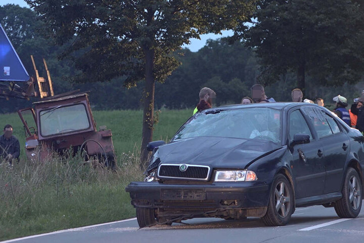 Bei dem Zusammenstoß wurde die rechte vordere Seite des Skodas stark beschädigt. Bei Fahrzeuge erlitten einen wirtschaftlichen Totalschaden.