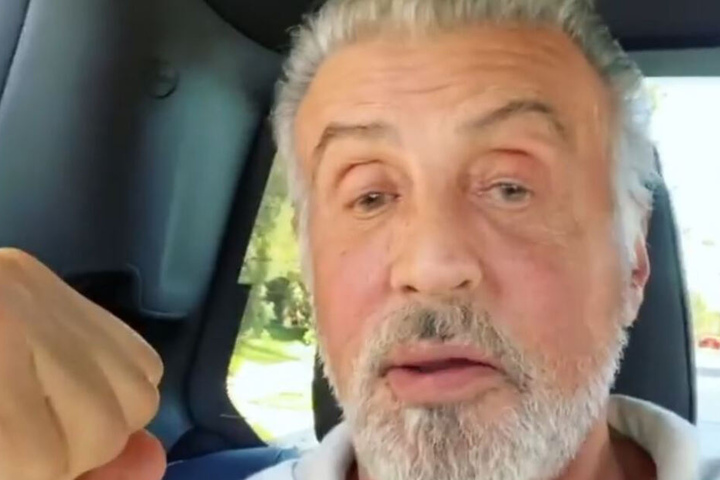 Wow! Sylvester Stallone komplett in weiß-grau.