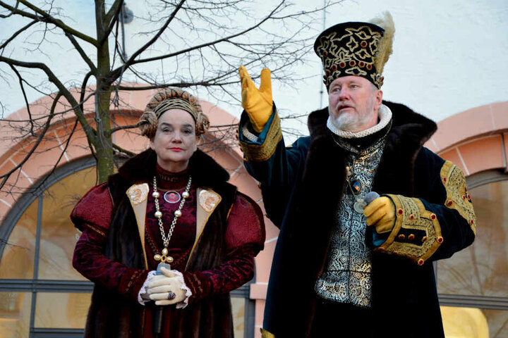 Als Kurfürstenpaar in prunkvollen Gewändern führten Birgit Lehrmann und der verstorbene Matthias Brade durchs Schloss Augustusburg.