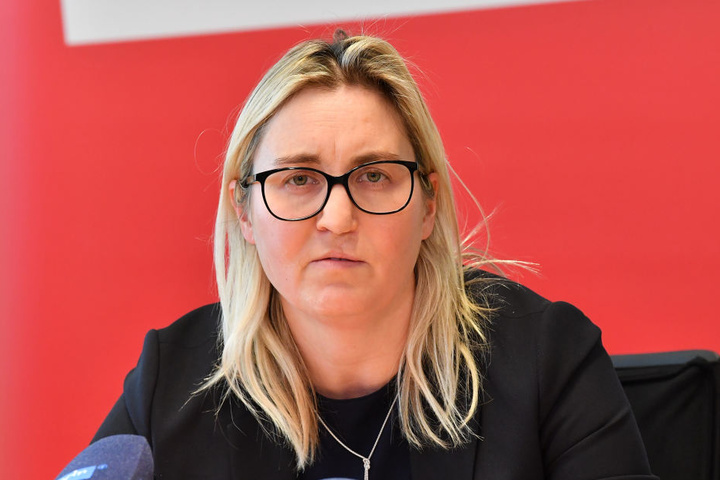 Die Vorsitzende der Linken im Thüringer Landtag hat eine klare Meinung zu den Durchsuchungen.