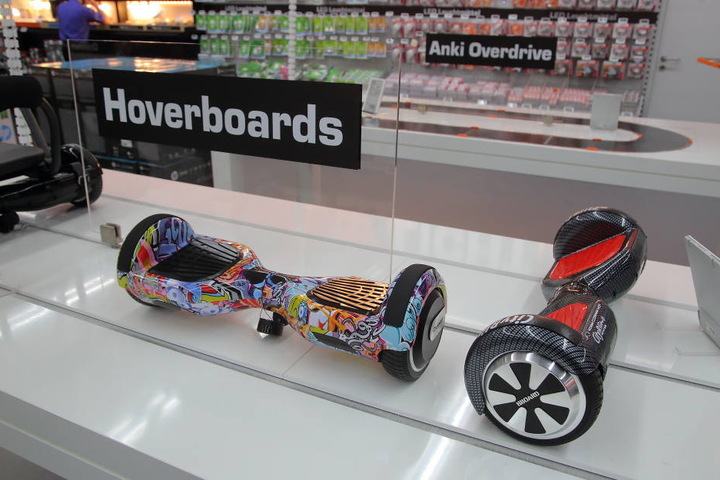 Futuristische Technik bei Saturn: Der Elektromarkt in der Altmarkt-Galerie
hat umgebaut und präsentiert sich modern.