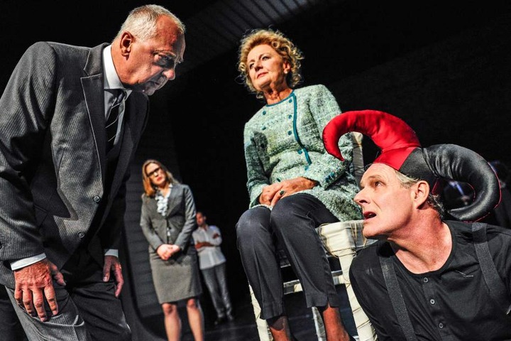 Eine Szene am Kaiserhof: Wolfgang Adam als Kanzler, Christine Gabsch als "Kaiser" und Dirk Glodde als Mephisto, der zum Narr mutiert.