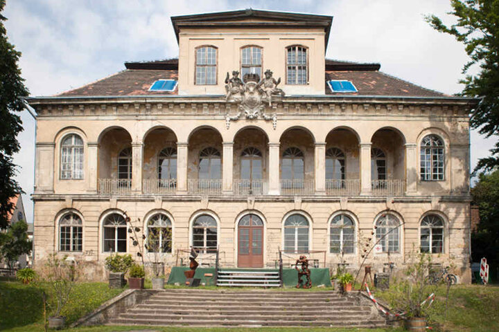 Schloss Übigau, erbaut von 1724 bis 26: Auch hier gab es einen Gondelhafen. Die Freitreppe zur Anlegestelle ist noch erhalten.