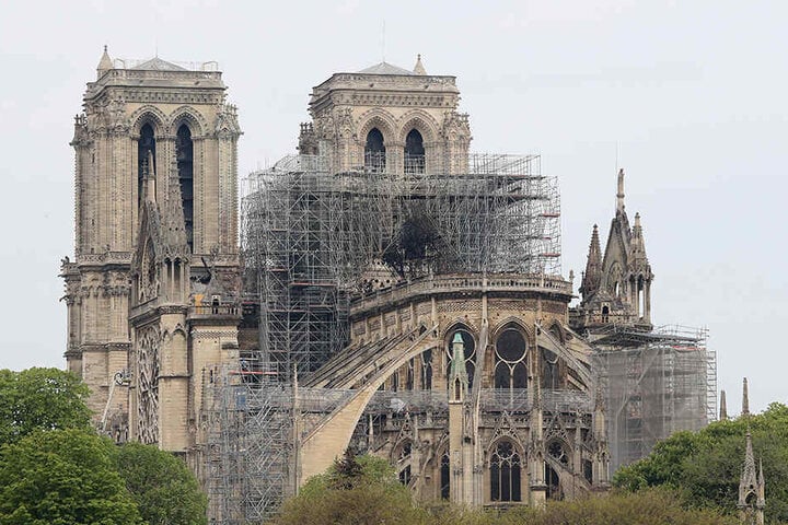 Blick auf die Kathedrale Notre-Dame nach dem Brand, der einen Großteil des Gebäudes zerstört hat.