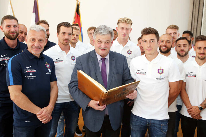 Aues Bürgermeister Heinrich Kohl mit den Spielern des FC Erzgebirge Aue