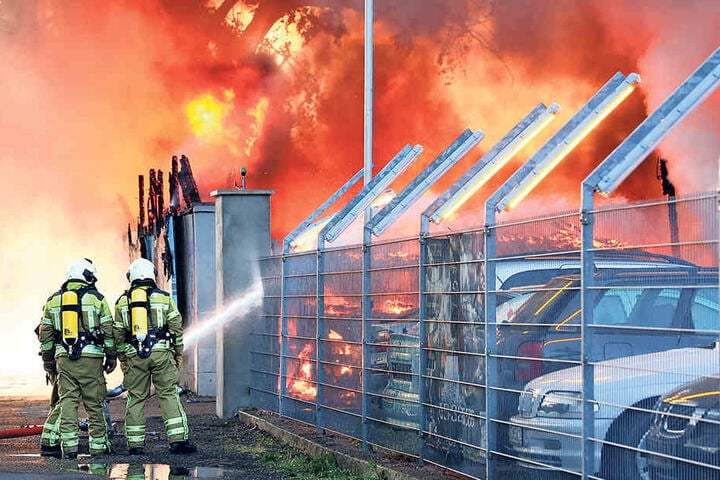 Der brennende Abschleppservice in der Erfurter Straße war einer der größten
Einsätze des vergangenen Jahres.