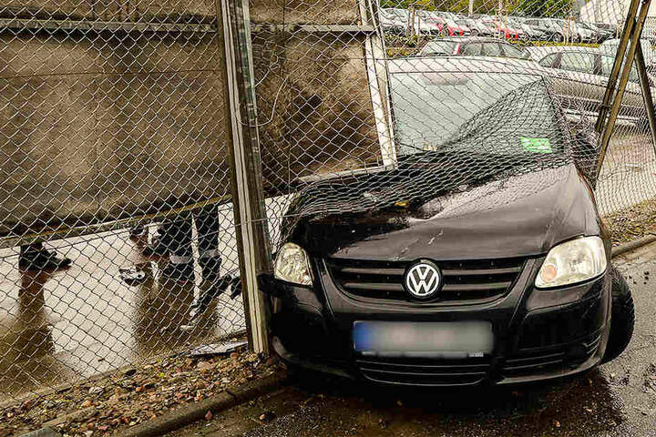 Der VW blieb erst unter der Plakatwand stecken.