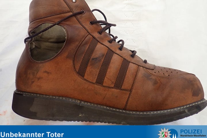 Der Tote trug maßgeschneiderte orthopädische Schuhe.