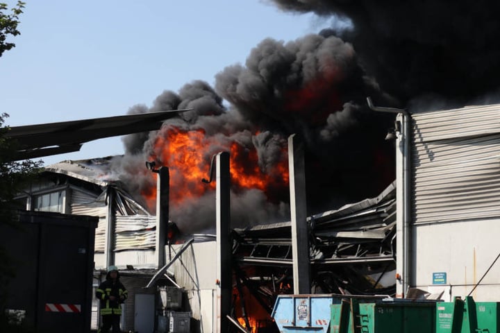 Flammen schlagen aus der Halle.