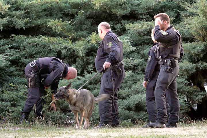 Auch Spürhunde waren bei der Razzia im Einsatz.