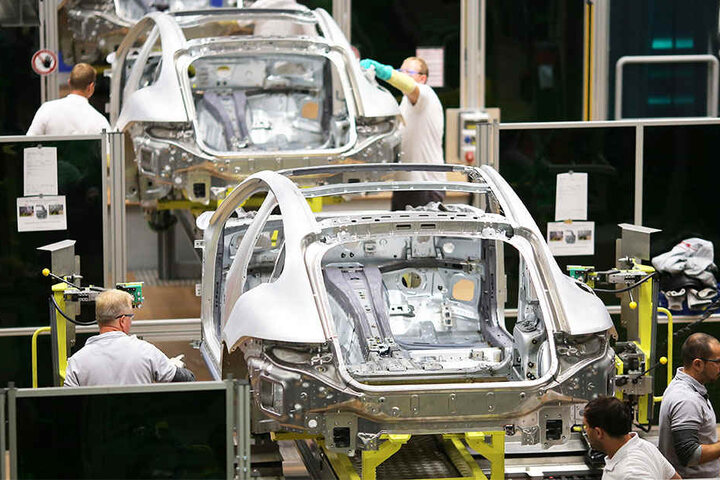 Ein Blick in die Leipziger Fertigung von karossen für den Porsche Panamera. Bülows Nachfolger in Leipzig wird ein Manager von Volkswagen: Gerd Rupp.